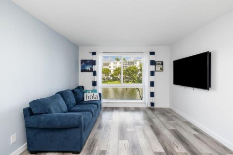 Condo in Pompano Beach, Florida, 2 bedrooms № 2399938 - photo 8