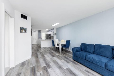 Condo in Pompano Beach, Florida, 2 bedrooms № 2399938 - photo 10