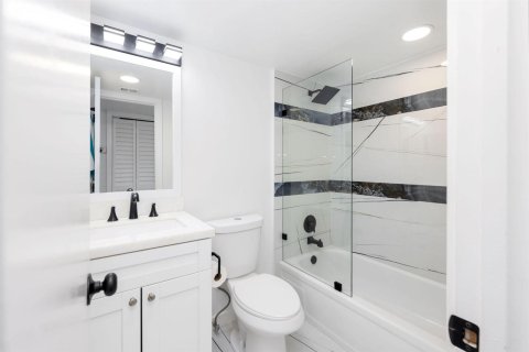 Condo in Pompano Beach, Florida, 2 bedrooms № 2399938 - photo 21