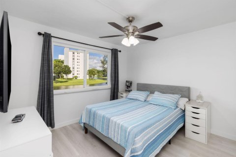Condo in Pompano Beach, Florida, 2 bedrooms № 2399938 - photo 13