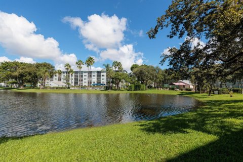 Condo in Pompano Beach, Florida, 2 bedrooms № 2399938 - photo 25