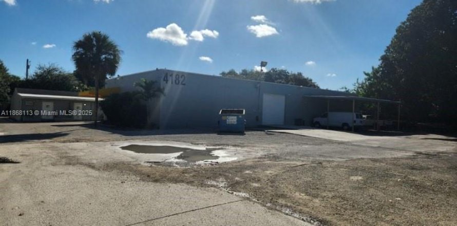 Commercial property in Davie, Florida № 1897658