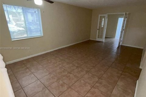 Condominio en alquiler en North Lauderdale, Florida, 3 dormitorios, 93.83 m2 № 1991997 - foto 2