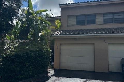 Снять в аренду таунхаус в Корал-Спрингс, Флорида 3 спальни, 134.71м2, № 1949058 - фото 1