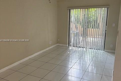 Снять в аренду таунхаус в Корал-Спрингс, Флорида 3 спальни, 134.71м2, № 1949058 - фото 7