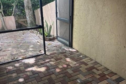 Снять в аренду таунхаус в Корал-Спрингс, Флорида 3 спальни, 134.71м2, № 1949058 - фото 25