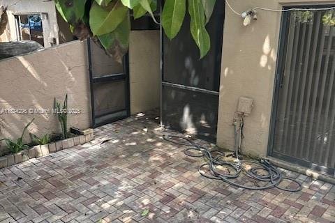 Снять в аренду таунхаус в Корал-Спрингс, Флорида 3 спальни, 134.71м2, № 1949058 - фото 27