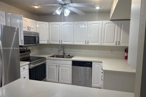 Снять в аренду таунхаус в Корал-Спрингс, Флорида 3 спальни, 134.71м2, № 1949058 - фото 3