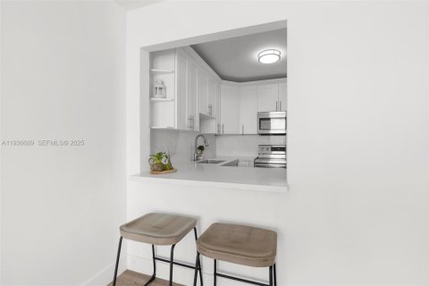 Condo in Miami, Florida, 2 bedrooms  № 1994727 - photo 7