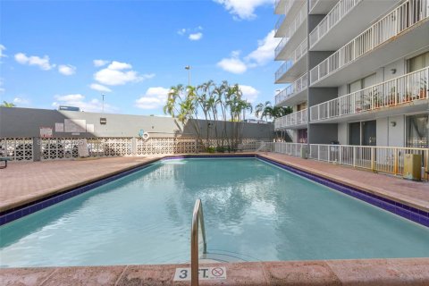Condo in Miami, Florida, 2 bedrooms  № 1994727 - photo 21