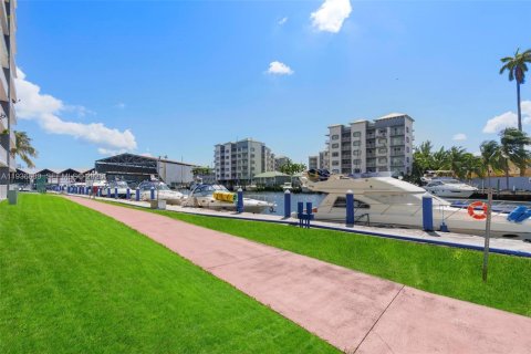 Condo in Miami, Florida, 2 bedrooms  № 1994727 - photo 22