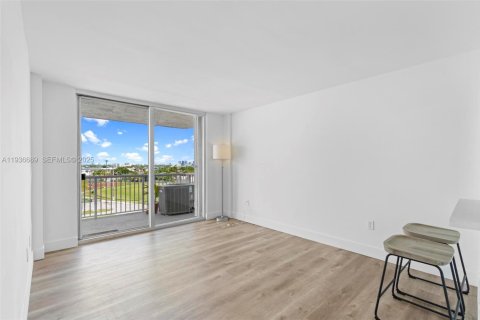 Condo in Miami, Florida, 2 bedrooms  № 1994727 - photo 5