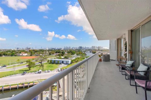 Condo in Miami, Florida, 2 bedrooms  № 1994727 - photo 2