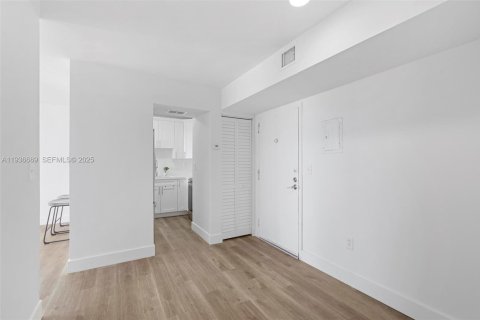 Condo in Miami, Florida, 2 bedrooms  № 1994727 - photo 4