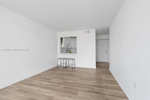 Condo in Miami, Florida, 2 bedrooms  № 1994727 - photo 1