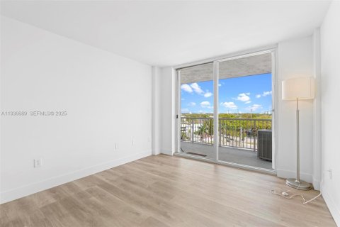 Condo in Miami, Florida, 2 bedrooms  № 1994727 - photo 6