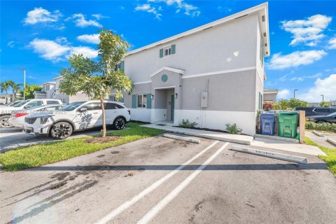 Снять в аренду таунхаус в Флорида-Сити, Флорида 4 спальни, 160.72м2, № 1992406 - фото 3