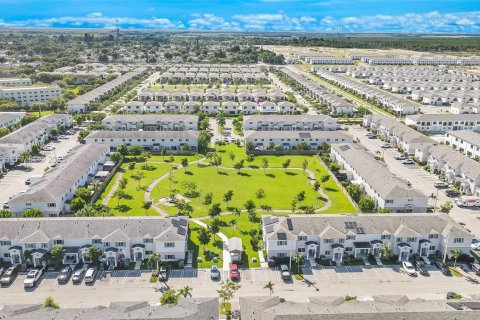 Снять в аренду таунхаус в Флорида-Сити, Флорида 4 спальни, 160.72м2, № 1992406 - фото 30