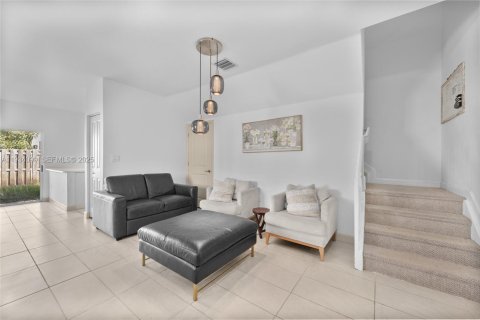 Снять в аренду таунхаус в Флорида-Сити, Флорида 4 спальни, 160.72м2, № 1992406 - фото 8