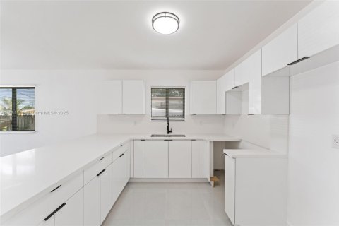 House in Miami, Florida 3 bedrooms, 97.08 sq.m. № 1977629 - photo 7