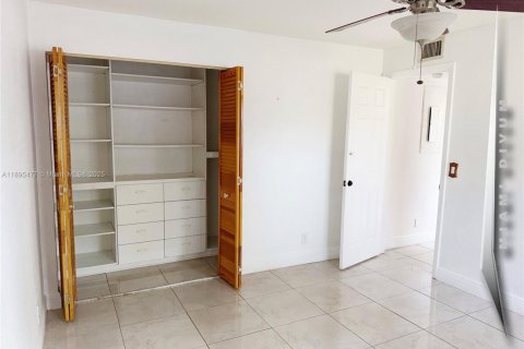 Снять в аренду таунхаус в Хайалиа, Флорида 2 спальни, 146.97м2, № 1948282 - фото 17