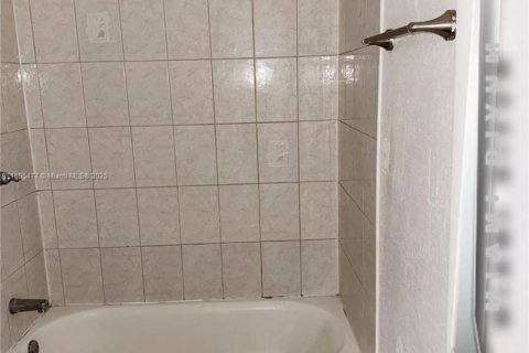 Снять в аренду таунхаус в Хайалиа, Флорида 2 спальни, 146.97м2, № 1948282 - фото 25