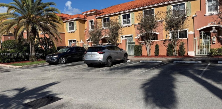 Townhouse in Pembroke Pines, Florida 2 bedrooms, 102.19 sq.m. № 2042979