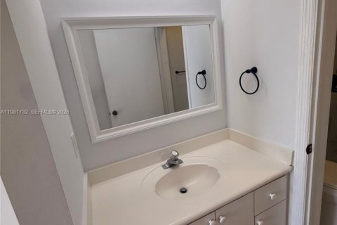 Townhouse in Pembroke Pines, Florida 2 bedrooms, 102.19 sq.m. № 2042979 - photo 13