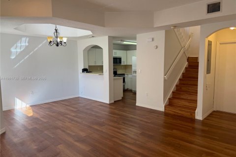Townhouse in Pembroke Pines, Florida 2 bedrooms, 102.19 sq.m. № 2042979 - photo 3