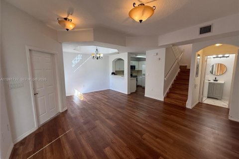 Townhouse in Pembroke Pines, Florida 2 bedrooms, 102.19 sq.m. № 2042979 - photo 4