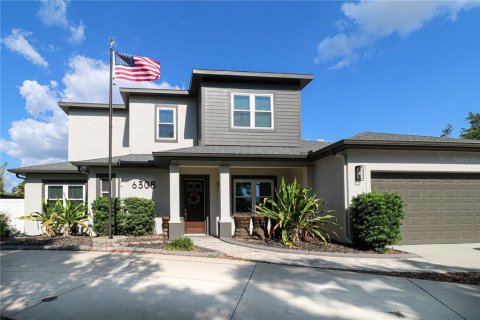 House in Tampa, Florida 4 bedrooms, 289.39 sq.m. № 2101049