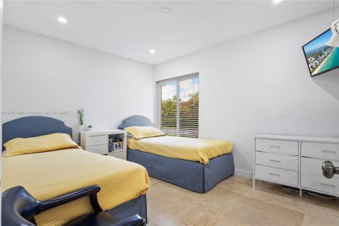 House in Doral, Florida 3 bedrooms, 130.9 sq.m. № 1701137 - photo 20