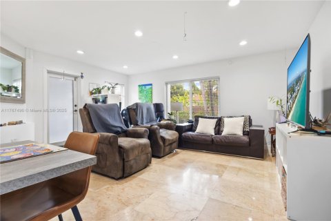 House in Doral, Florida 3 bedrooms, 130.9 sq.m. № 1701137 - photo 5