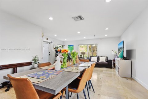 House in Doral, Florida 3 bedrooms, 130.9 sq.m. № 1701137 - photo 4