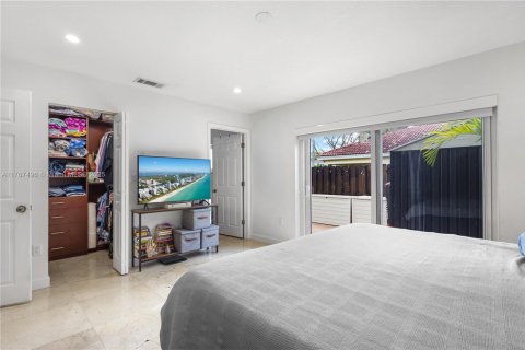 House in Doral, Florida 3 bedrooms, 130.9 sq.m. № 1701137 - photo 15