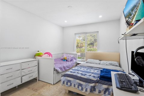 House in Doral, Florida 3 bedrooms, 130.9 sq.m. № 1701137 - photo 17