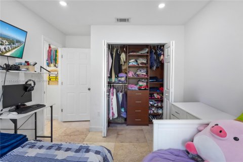 House in Doral, Florida 3 bedrooms, 130.9 sq.m. № 1701137 - photo 19