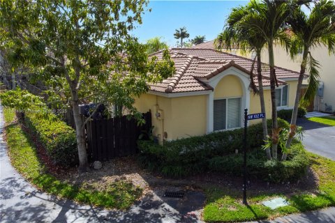 House in Doral, Florida 3 bedrooms, 130.9 sq.m. № 1701137 - photo 23