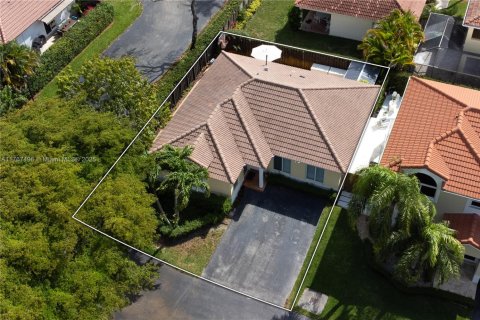 House in Doral, Florida 3 bedrooms, 130.9 sq.m. № 1701137 - photo 25