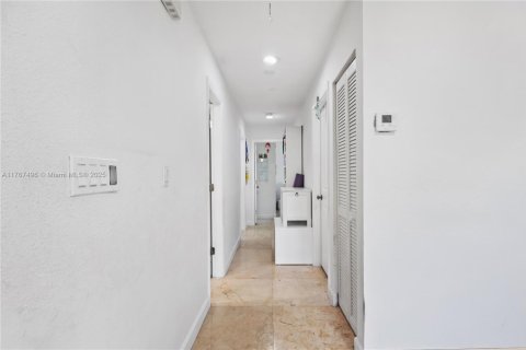 House in Doral, Florida 3 bedrooms, 130.9 sq.m. № 1701137 - photo 11