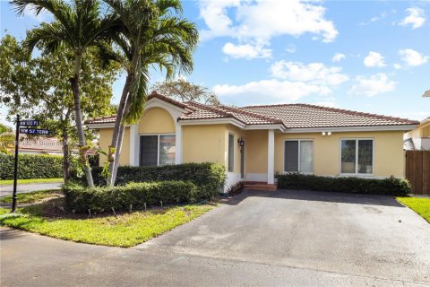 House in Doral, Florida 3 bedrooms, 130.9 sq.m. № 1701137 - photo 1