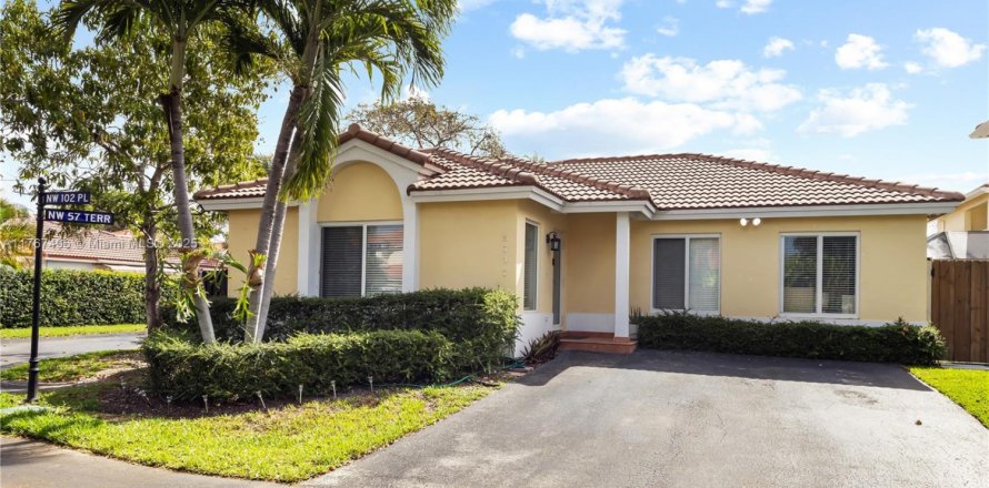 House in Doral, Florida 3 bedrooms, 130.9 sq.m. № 1701137
