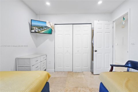 House in Doral, Florida 3 bedrooms, 130.9 sq.m. № 1701137 - photo 21