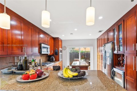 House in Doral, Florida 3 bedrooms, 130.9 sq.m. № 1701137 - photo 7