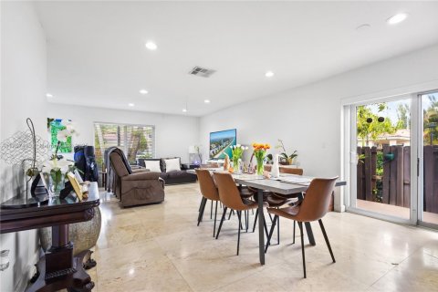 House in Doral, Florida 3 bedrooms, 130.9 sq.m. № 1701137 - photo 3