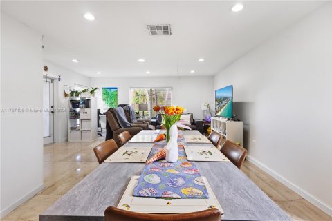 House in Doral, Florida 3 bedrooms, 130.9 sq.m. № 1701137 - photo 6