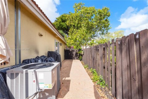 House in Doral, Florida 3 bedrooms, 130.9 sq.m. № 1701137 - photo 30