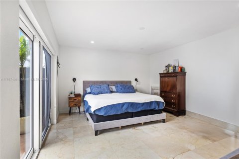 House in Doral, Florida 3 bedrooms, 130.9 sq.m. № 1701137 - photo 14
