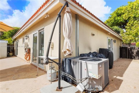 House in Doral, Florida 3 bedrooms, 130.9 sq.m. № 1701137 - photo 28