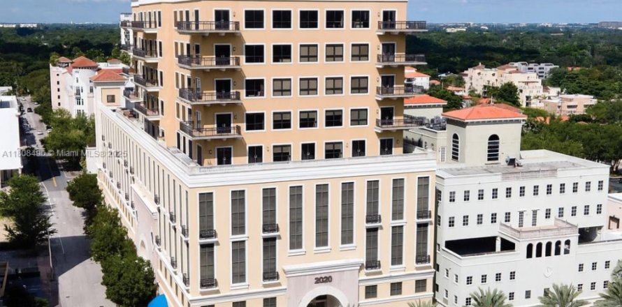 Commercial property in Coral Gables, Florida № 2039373